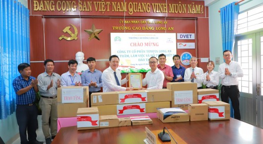 Toyota Long An trao tặng thiết bị đào tạo cho Trường Cao đẳng Long An 